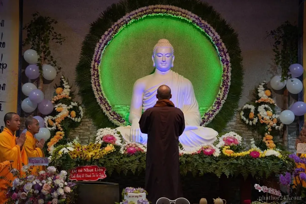 Một vị tu sĩ đang chỉnh tề nghi thức trong không gian tĩnh tâm của chùa chiền