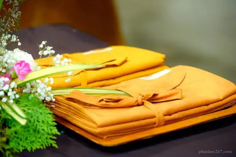 Nghi lễ thỉnh giới trong chùa chiền, thể hiện sự tôn kính và quyết tâm tu tập