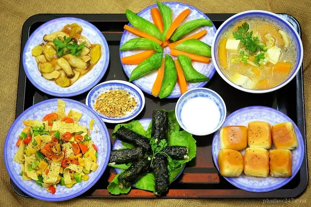 Nghi thức cúng Tam Bảo tại tu viện với nén nhang và hoa tươi sáng