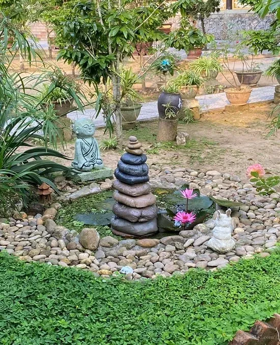 Ngôi chùa nổi bật giữa cảnh vườn xanh mát, hòa quyện với thiên nhiên xung quanh