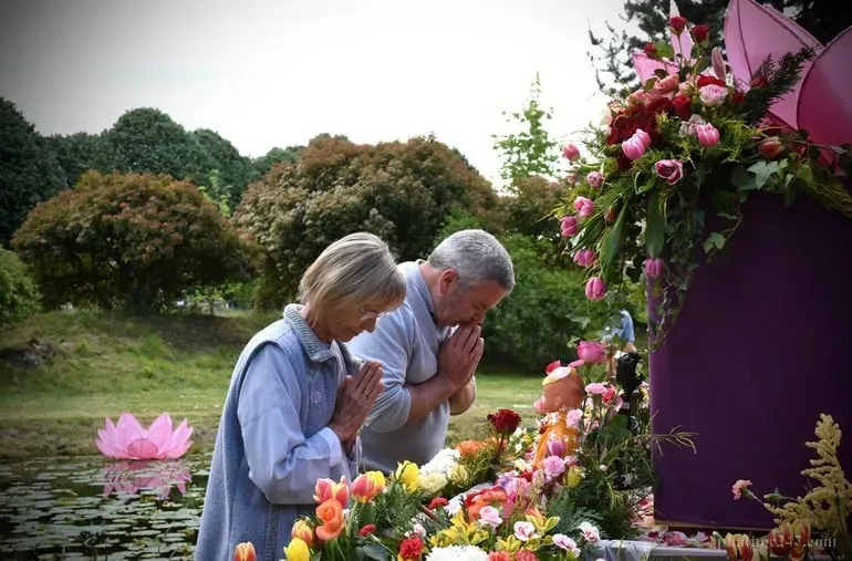 Người cao tuổi thiền định trong nội tâm, tìm thấy thanh tịnh giữa sự im lặng