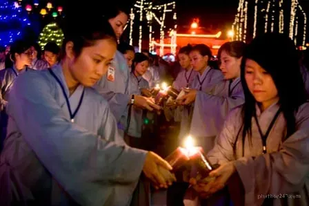 Người cư sĩ tu học giáo pháp trong chùa chiền để hoàn thiện đạo đức