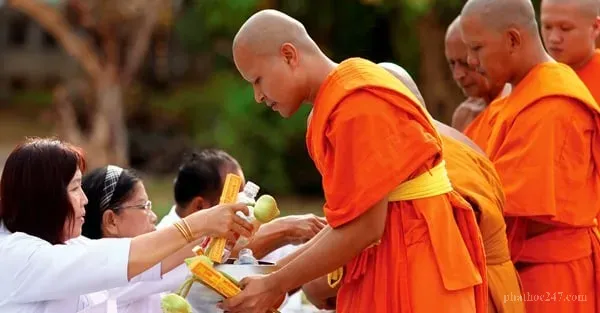 Người làm công quả tại chùa, giúp sửa chữa cơ sở vật chất tại ngôi chùa cổ