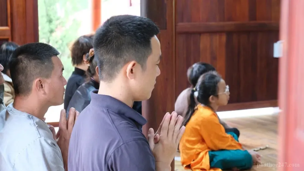 Người ngồi thiền trong tâm yên, biểu hiện tâm thái chấp nhận nhân duyên một cách bình an