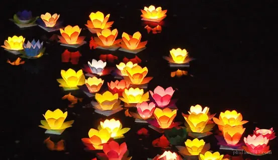 Người Phật tử tụ họp tại chùa chiều rằm tháng Giêng để tham gia các nghi thức và kỷ niệm sự kiện lịch sử