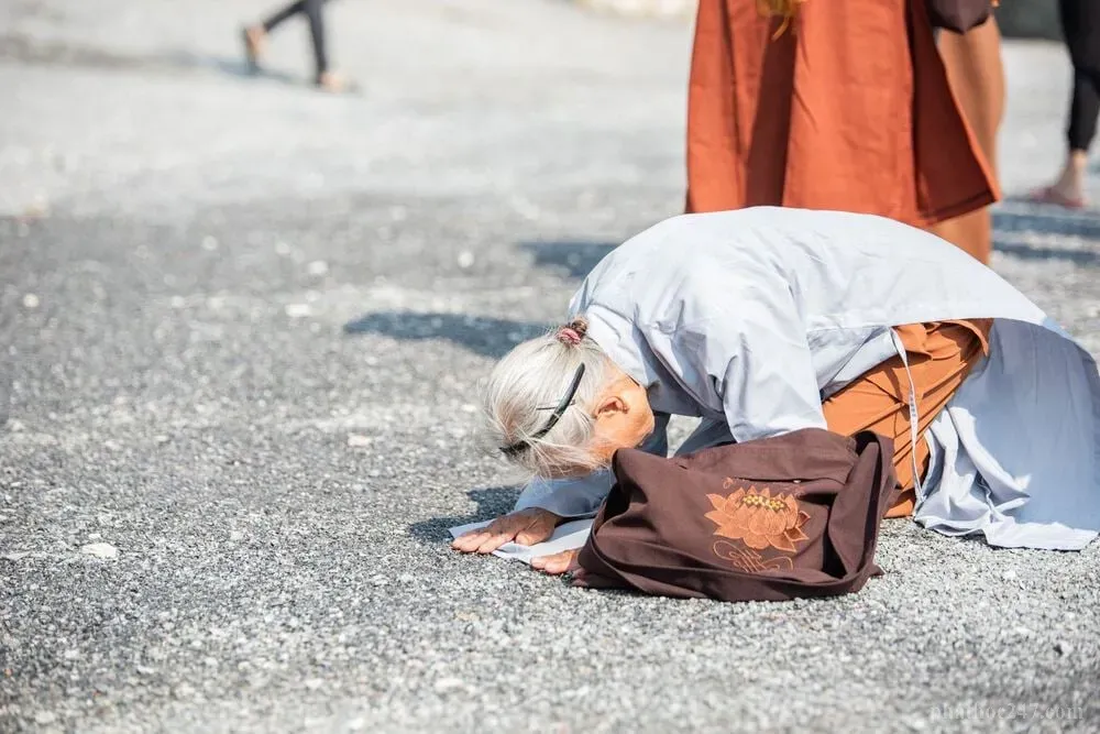 Người Phật tử tụng kinh tạo phước tâm tâm linh tịnh tâm