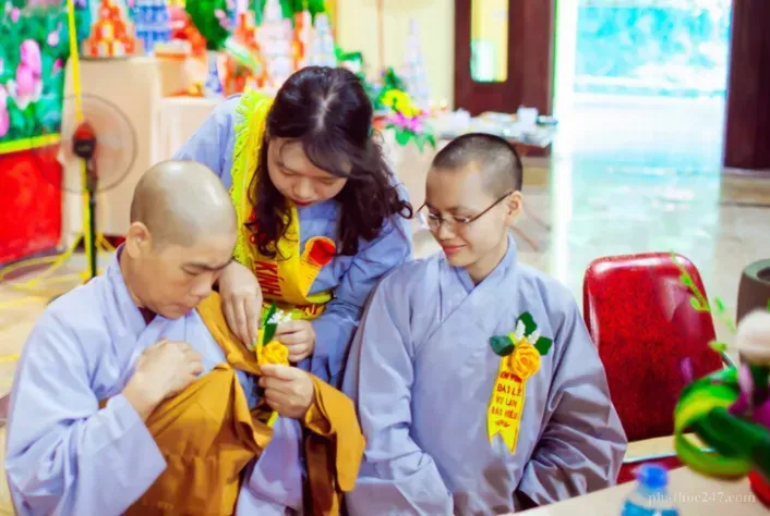 Người Phật tử tuyên thệ hướng lợi ích tụng kinh cho chứng sinh trong thiền viện sáng