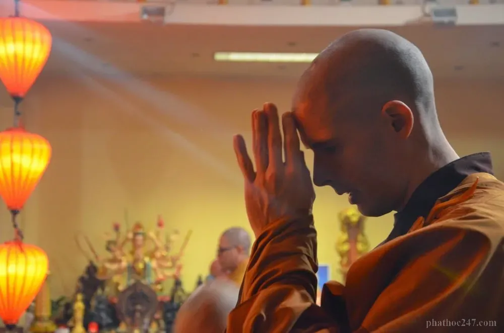 Người phụ nữ thắp hương tại bàn thờ Phật trong tâm thành hành lễ