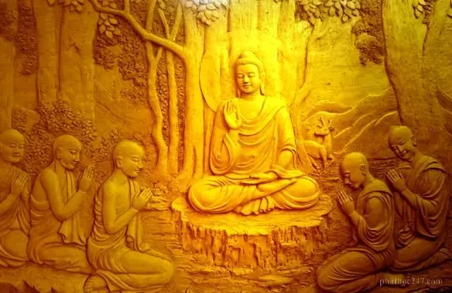 Người tu sĩ thực hành thiền định với thủ ấn trong chùa chiền vào buổi sáng