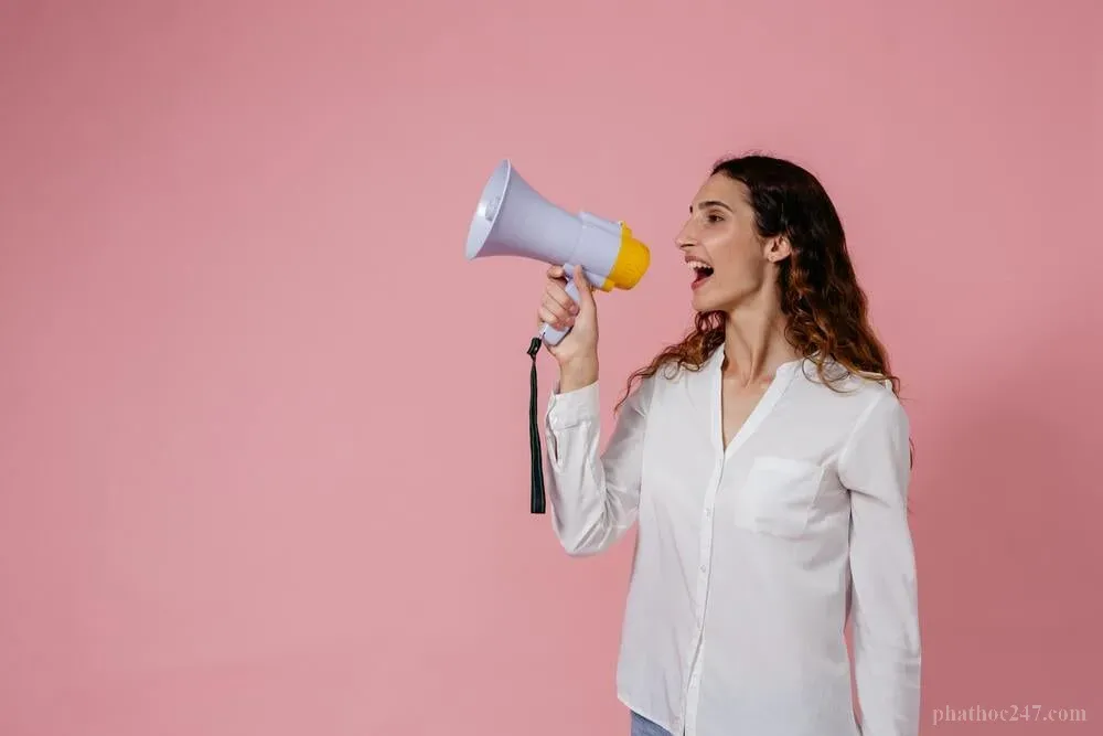 Nhân viên văn phòng thảo luận và giao tiếp hiệu quả trong môi trường làm việc