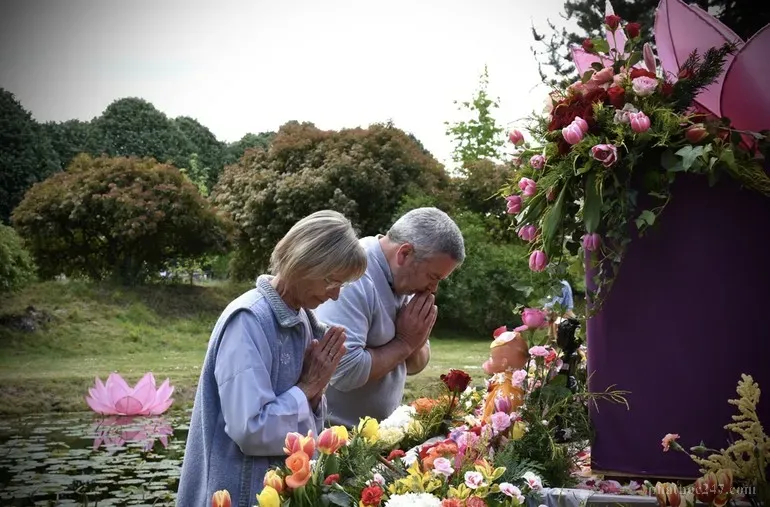 Nhóm người già tụng kinh cùng nhau tại chùa, tìm thấy sự an lạc nội tâm