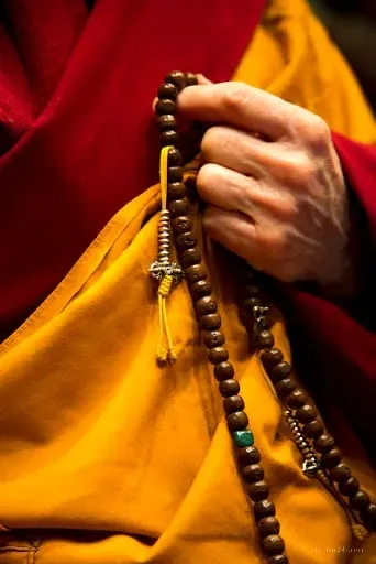 Nhóm Phật tử cùng nhau niệm Phật to tiếng, giữ hòa âm với nhau trong chùa chiền