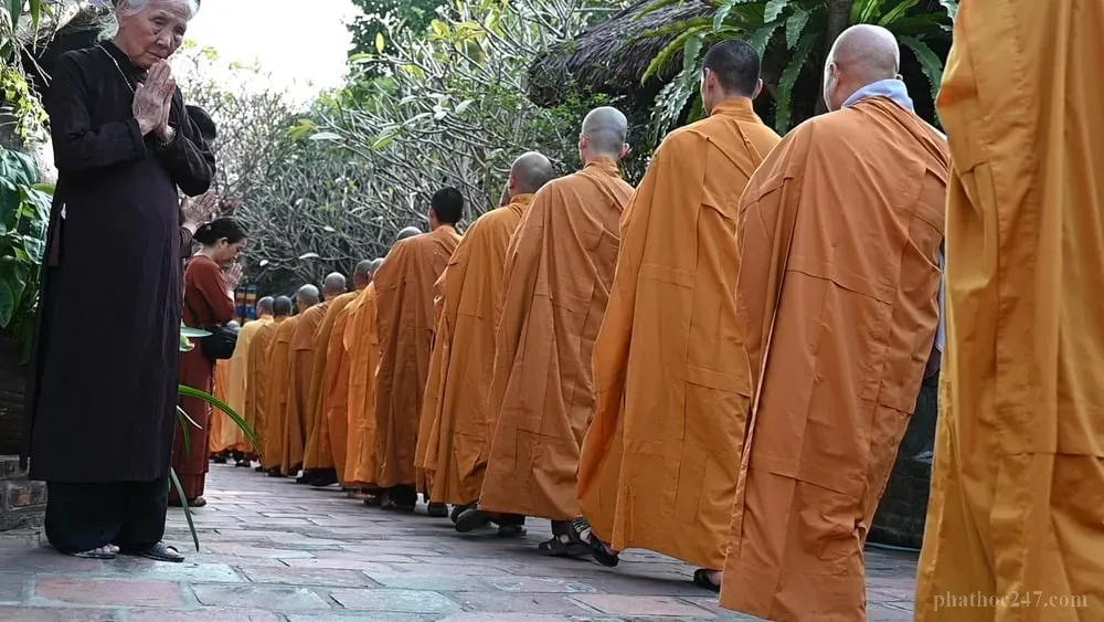 Nhóm Phật tử họp hành để nghe giảng dạy Phật pháp trong không gian chiền tự thanh tịnh