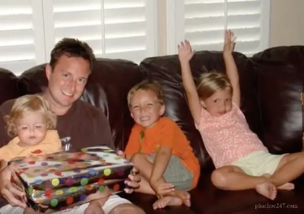 Những hình ảnh vui vẻ của ba đứa con trước khi xảy ra tai nạn