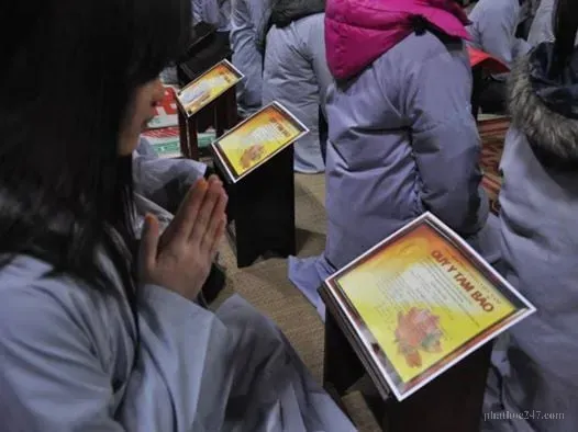 Những ngọn nến sáng trưng bày tại bàn thờ Phật, tượng trưng cho sự giác ngộ và trí tuệ