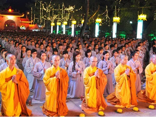 Những người tu hành chân chính tại chùa thực hành lời Phật dạy