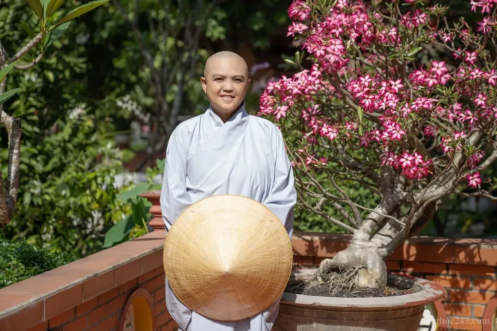 Ni sư Thích Nữ Hương Nhủ được đông đạo Phật tử biết đến qua các bài pháp thoại trên mạng xã hội