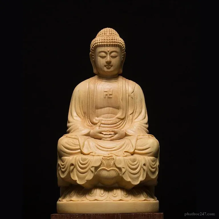 Phật A Di Đà mang tính chất siêu việt với hình dáng trang nghiêm và ánh sáng hào quang