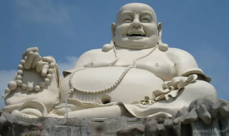 Phật Di Lặc thường được an vị ngay ở cửa ra vào chùa, hiếm khi ở chính điện