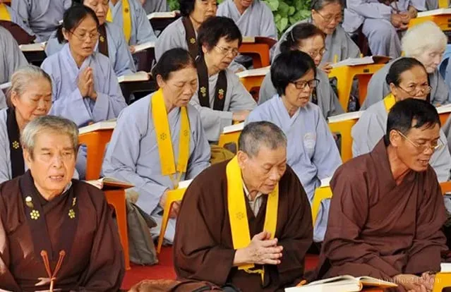 Phật tử tại gia đang hỏi đáp giáo lý với thầy tại chùa