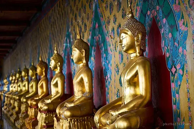 Phật tử trang nghiêm cúng dường tại đền thờ với tâm thành kính trong