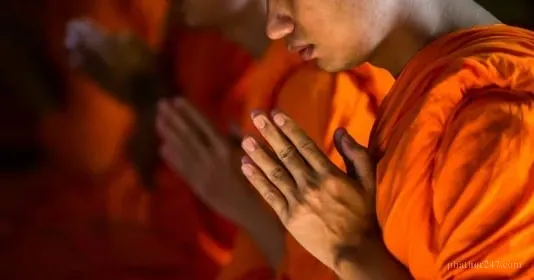 Phật tử tu tập sám hối trong im lặng tại phòng thiền định, tâm tư thanh tịnh và an bình