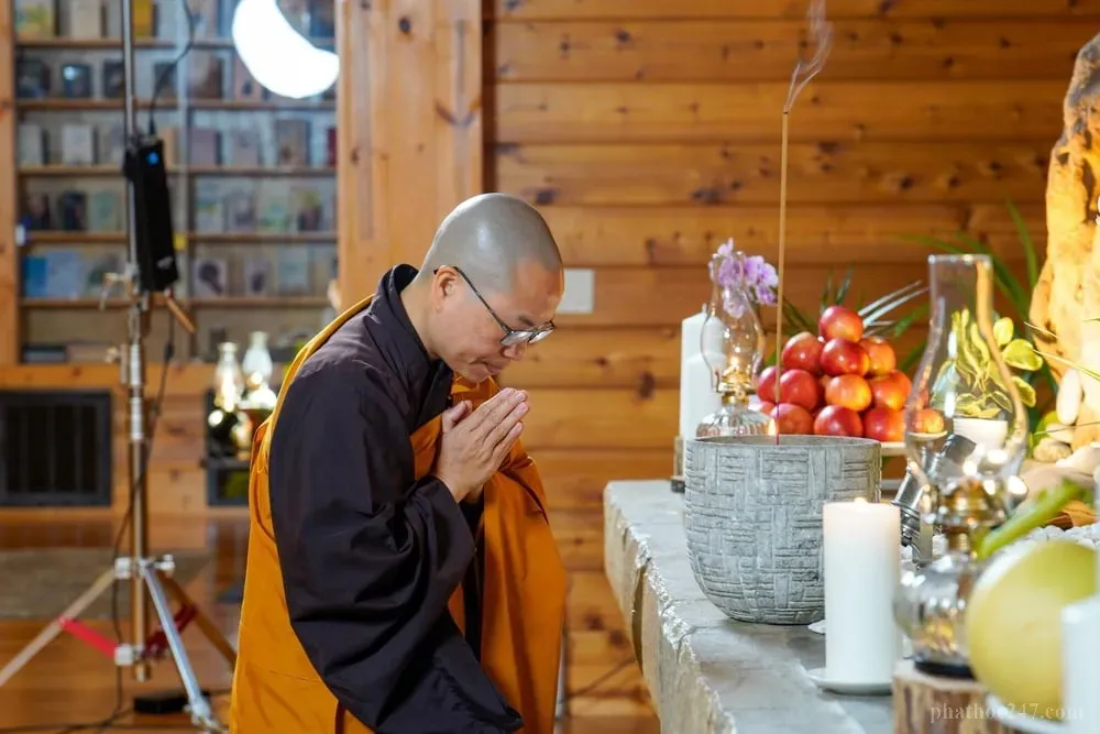 Quả tươi được cúng dường tại bàn thờ, tượng trưng cho quả báo từ các nhân thiện