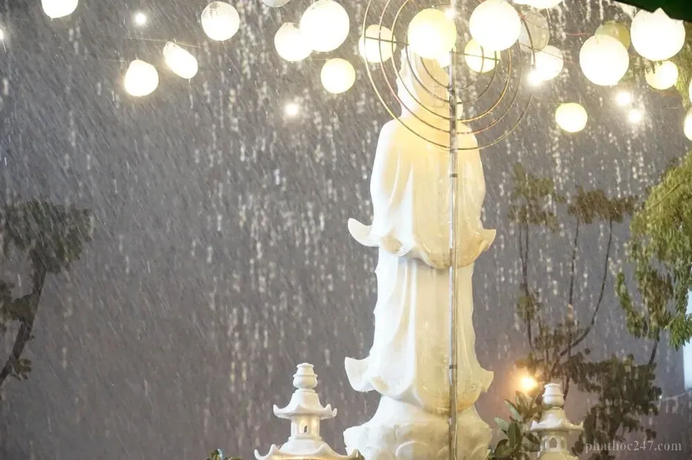 Quần chúng Phật tử thực hành từ bi qua những hành động thiện nguyện trong đời sống