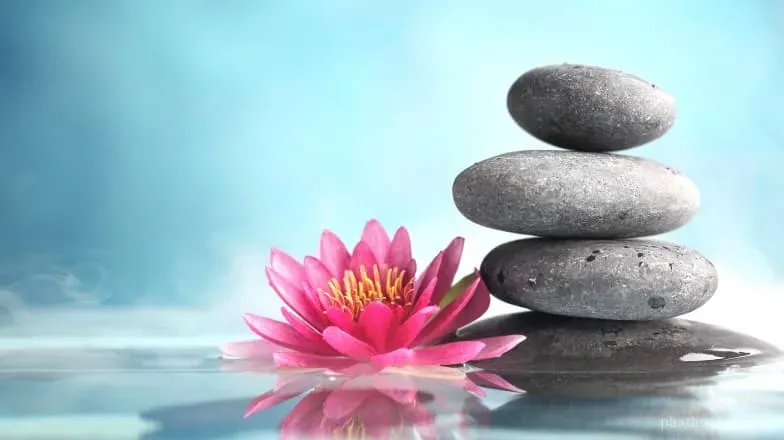 Quán Thế Âm Bồ Tát ngồi trên sen, mặt rạng ngời tỏa ánh sáng từ bi vô lượng