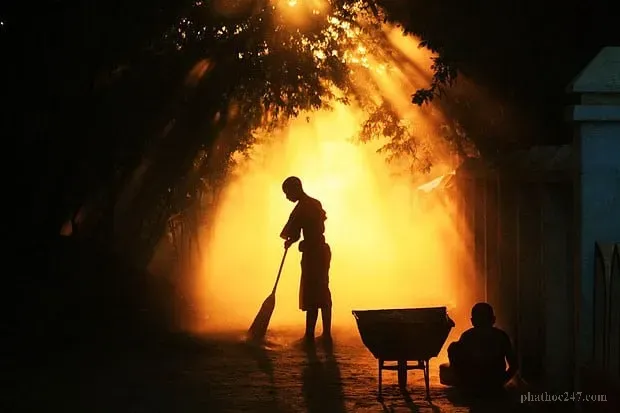 Sàn chùa được quét sạch sẽ phản chiếu ánh sáng từ cửa sổ, tạo cảnh tượng thanh bình