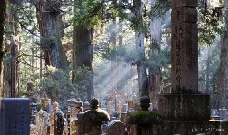 Sảnh Lồng Đèn Torondo với hàng vạn ánh sáng lâu đời tại Okunoin