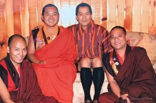 Tác giả Gyalwa Do Khampa Rinpoche và các bậc tu sĩ tại Bhutan