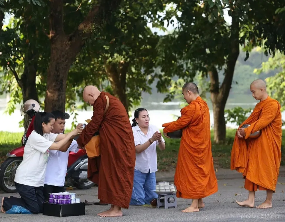 Tâm linh Phật giáo được thể hiện qua việc giúp đỡ người khó khăn