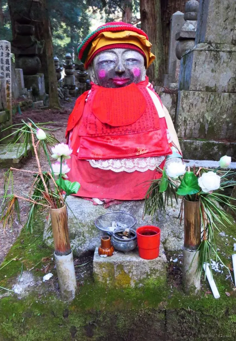 Thần tượng Jizo Bosatsu được người dân tôn thờ và cầu phúc tại Okunoin