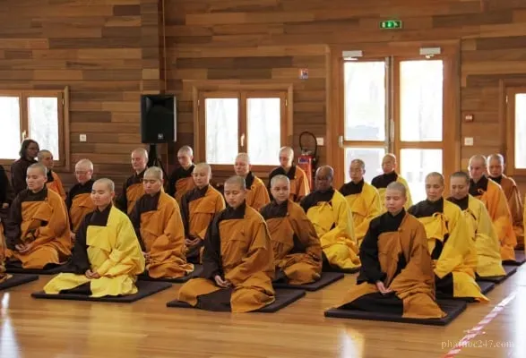 Thầy Tỷ kheo và các tỷ kheo ni trong buổi truyền giới