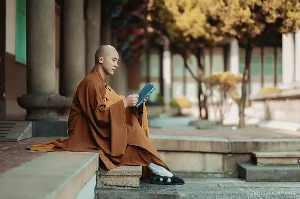 Thiền sư hướng dẫn đệ tử quán sát hơi thở để luyện tập chánh niệm và quán sát tâm thức