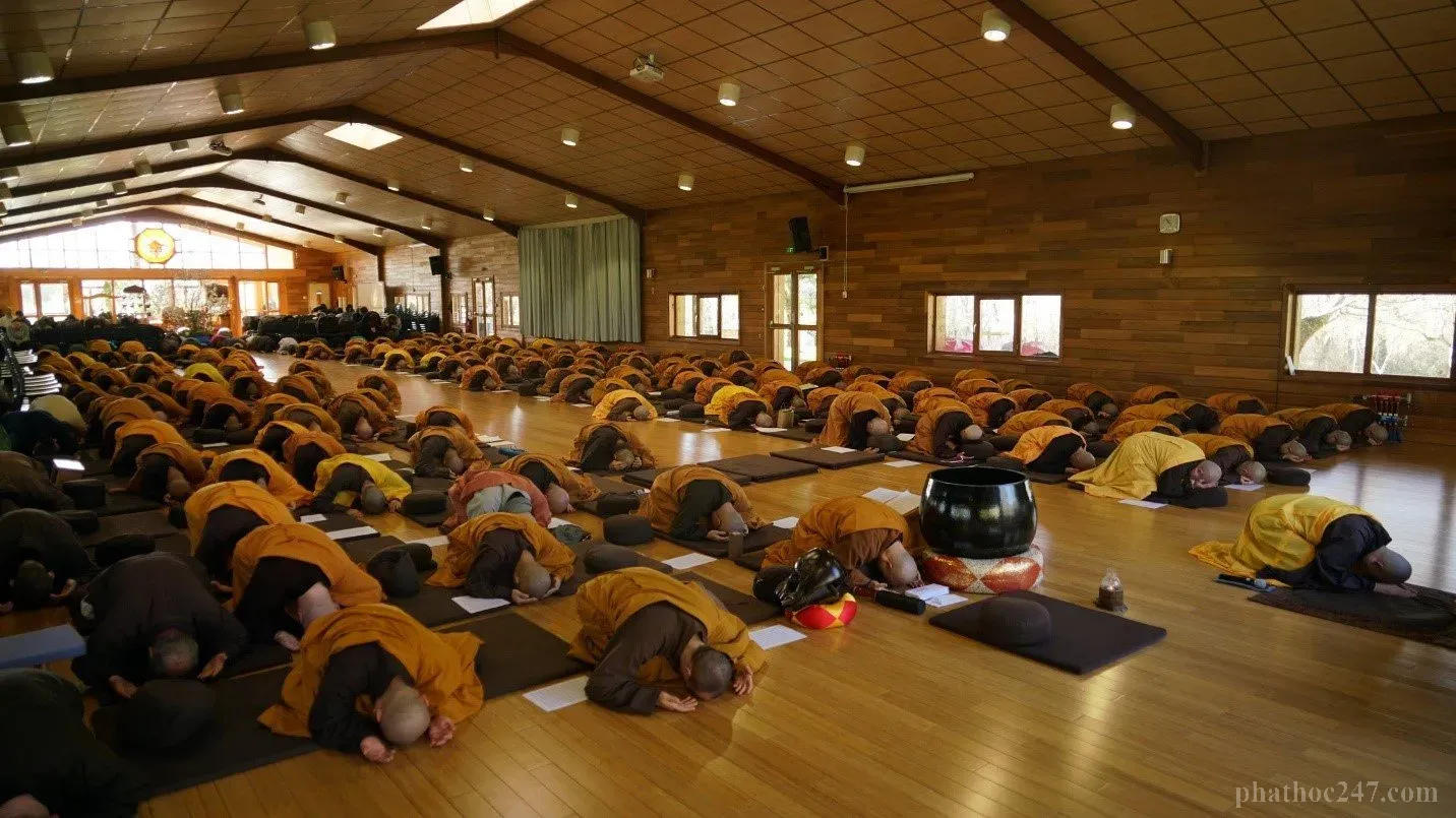 Tiếng chuông và trống vang lên thức tỉnh chúng sinh và nhắc nhở tu hành