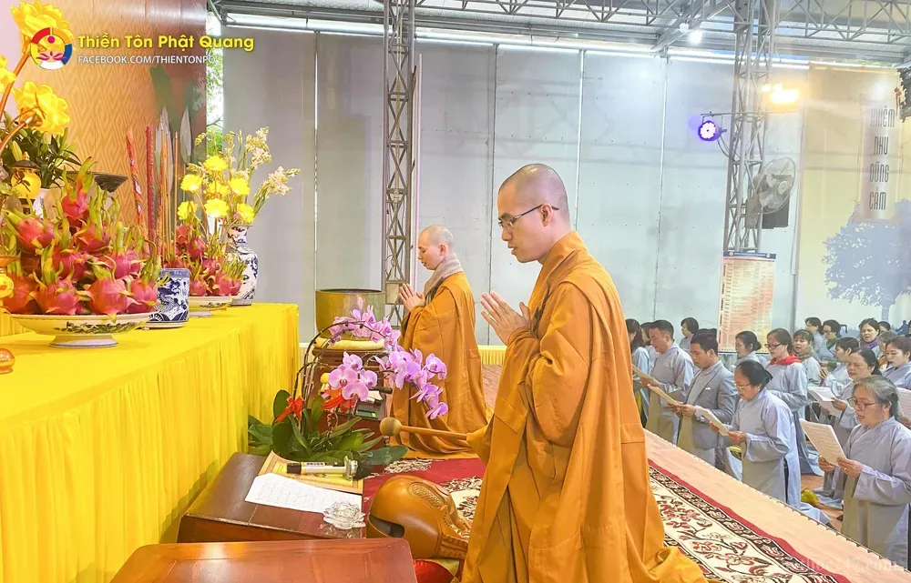 Tư thế lễ phật chuẩn mực với tâm niệm thanh tịnh