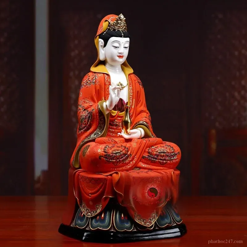 Tượng Bồ Tát Quán Thế Âm ngồi trên hoa sen trong sân chùa