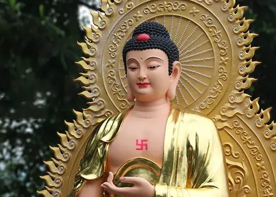 Tượng Phật A-di-Đà với ánh sáng thiêng liêng, biểu tượng của niệm Phật nơi tâm linh