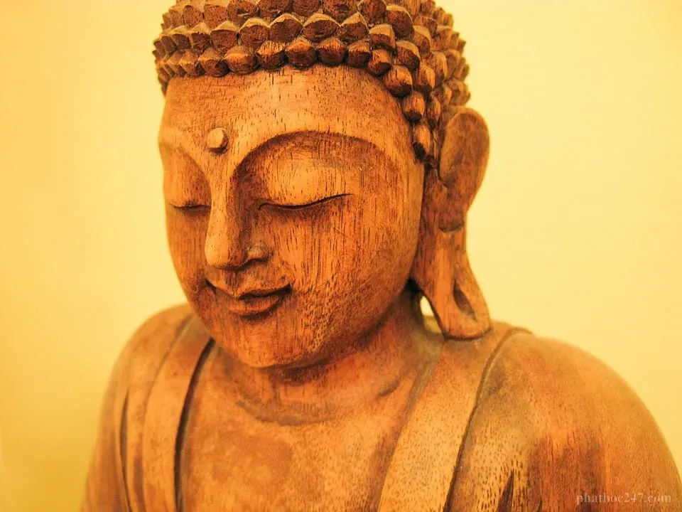 Tượng Phật Bồ Tát Quán Âm tỏa hào quang trên nền trời xanh