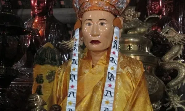 Tượng thiền sư Tự Đạo Hạnh trong vị trí trung tâm chùa Thầy