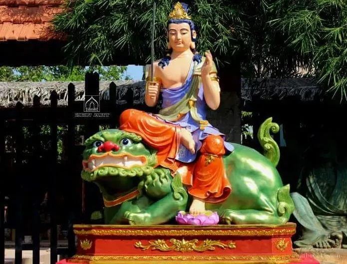 Văn Thù Bồ Tát được tôn vinh là bồ tát của trí tuệ, thường được thờ trên lưng sư tử xanh