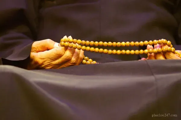 Vị sư công tụng kinh siêu độ hành động từ bi siêu thoát cho mọi linh hồn khốn khổ