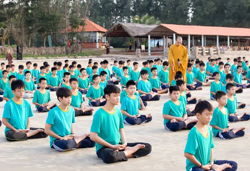 Vị sư già đang giảng dạy kinh điển Phật giáo cho các đệ tử tại chùa