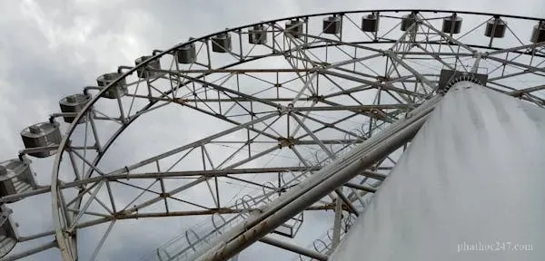 Vị thầy tu già tuổi hướng dẫn Phật tử trẻ trong pagoda cổ kính