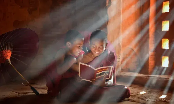 Vị xuất gia đang thực hành niệm thân qua bốn oai nghi tại chùa, mặc áo ca sa xanh thiền định