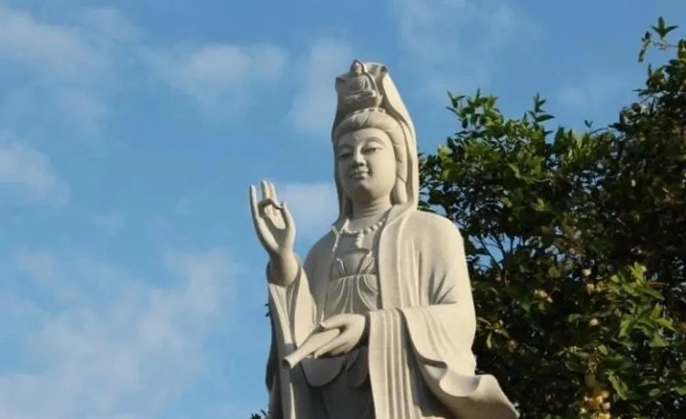 Bồ Tát Quán Thế Âm thường xuyên quán chiếu để nhận diện nỗi khổ của chúng sinh khắp mười phương