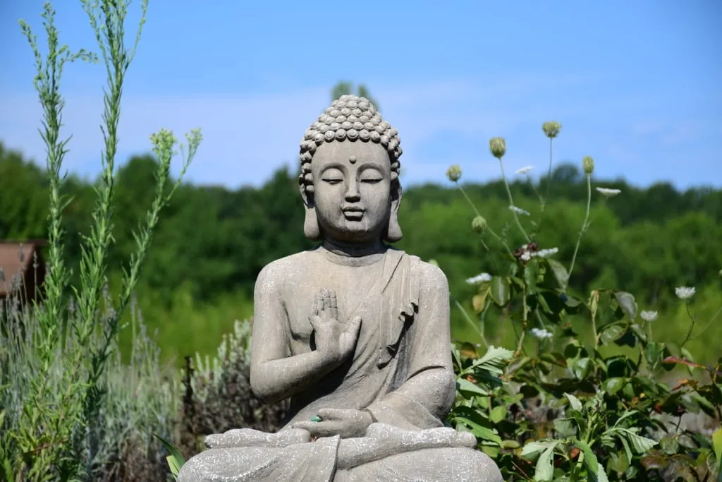 Các đệ tử cung kính vị Sư Phụ, minh họa sự kính trọng và hành pháp đúng đắn