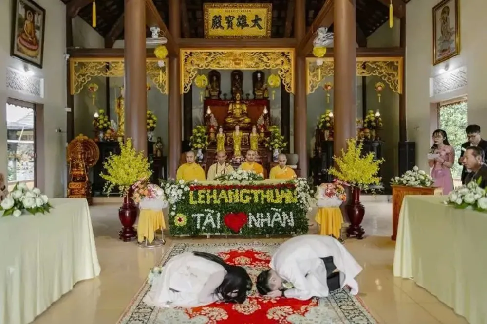 Cặp đôi nắm tay nhìn nhau trong ánh hoàng hôn tuyệt đẹp